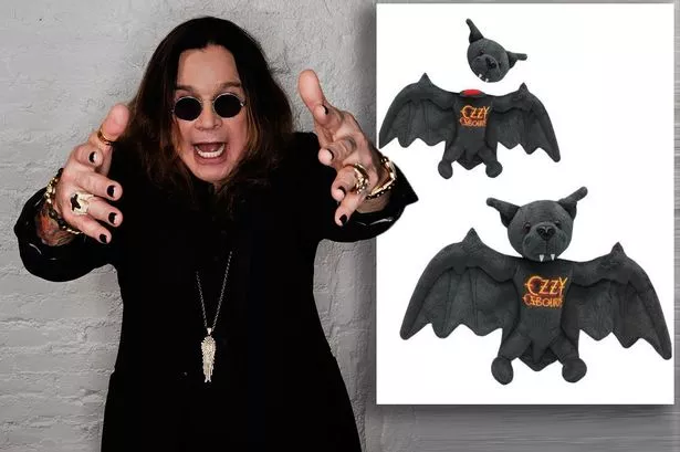 Foto moderna de Ozzy Osbourne junto a um brinquedo com sua marca, em forma de morcego, com a cabeça destacável.