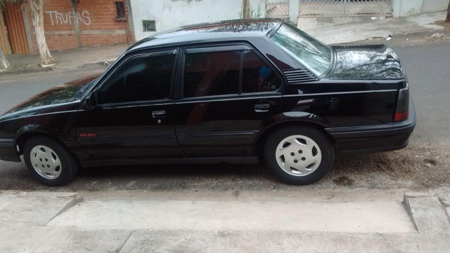 Foto de um carro Monza GTS preto de 1995.