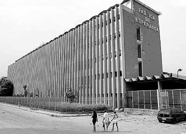 Foto em preto e branco da sede da Fábrica de Esperança, em Acari, em 2001.
