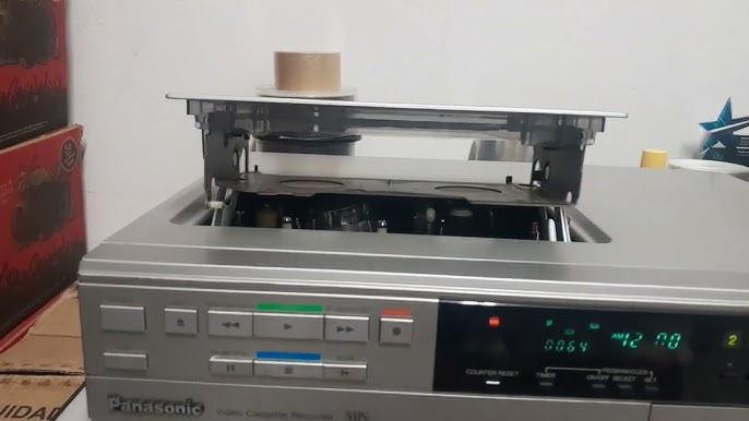 Foto de um videocassete Panasonic modelo PV1231, de 1985, ligado.