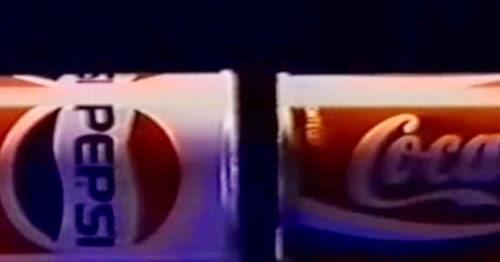 Latas de Pepsi e de Coca-Cola em imagem de um comercial dos adesivos Araldite, na década de 1980.