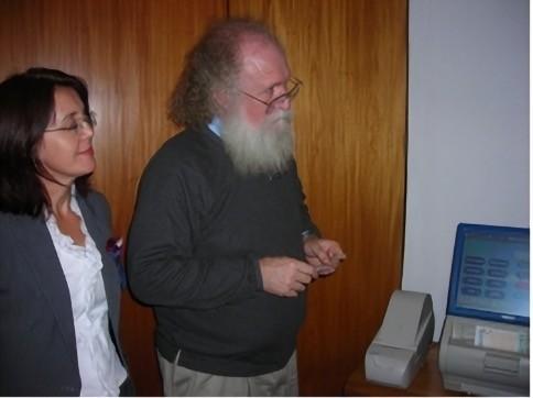 A vice-presidente de Tecnologia da CAIXA acompanha maddog durante sua visita