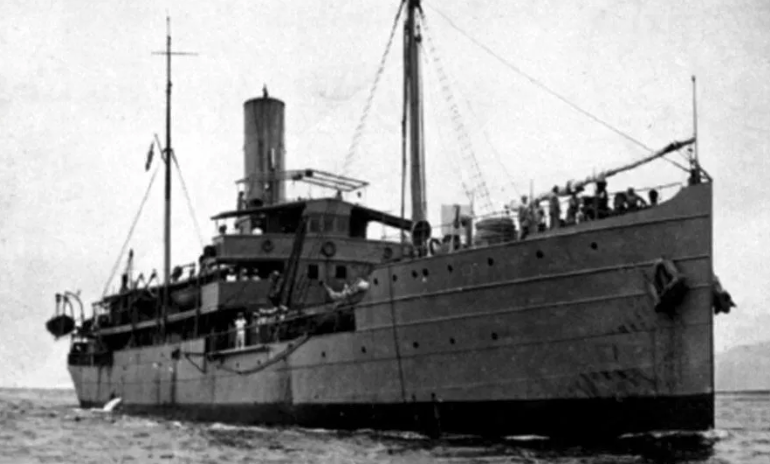 Foto em preto e branco do navio Vital de Oliveira, ainda em serviço e com a tripulação ainda a bordo, antes de ser atacado.