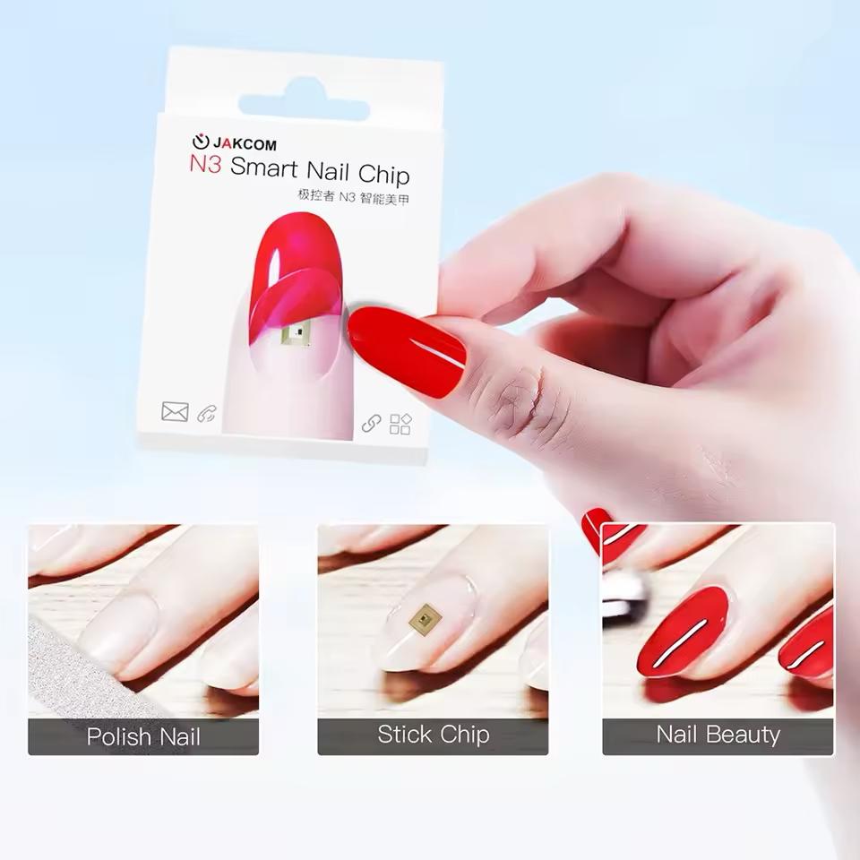 Imagem comercial do produto descrito no post. 3 fotos mostram a superfície da unha sendo lixada, o chip sendo colado, e a unha com esmalte vermelho aplicado.