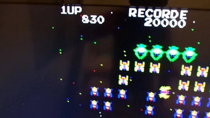 Foto do fragmento superior da tela do jogo Fantastic, mostrando várias naves alienígenas e a mensagem em português: RECORDE 20000