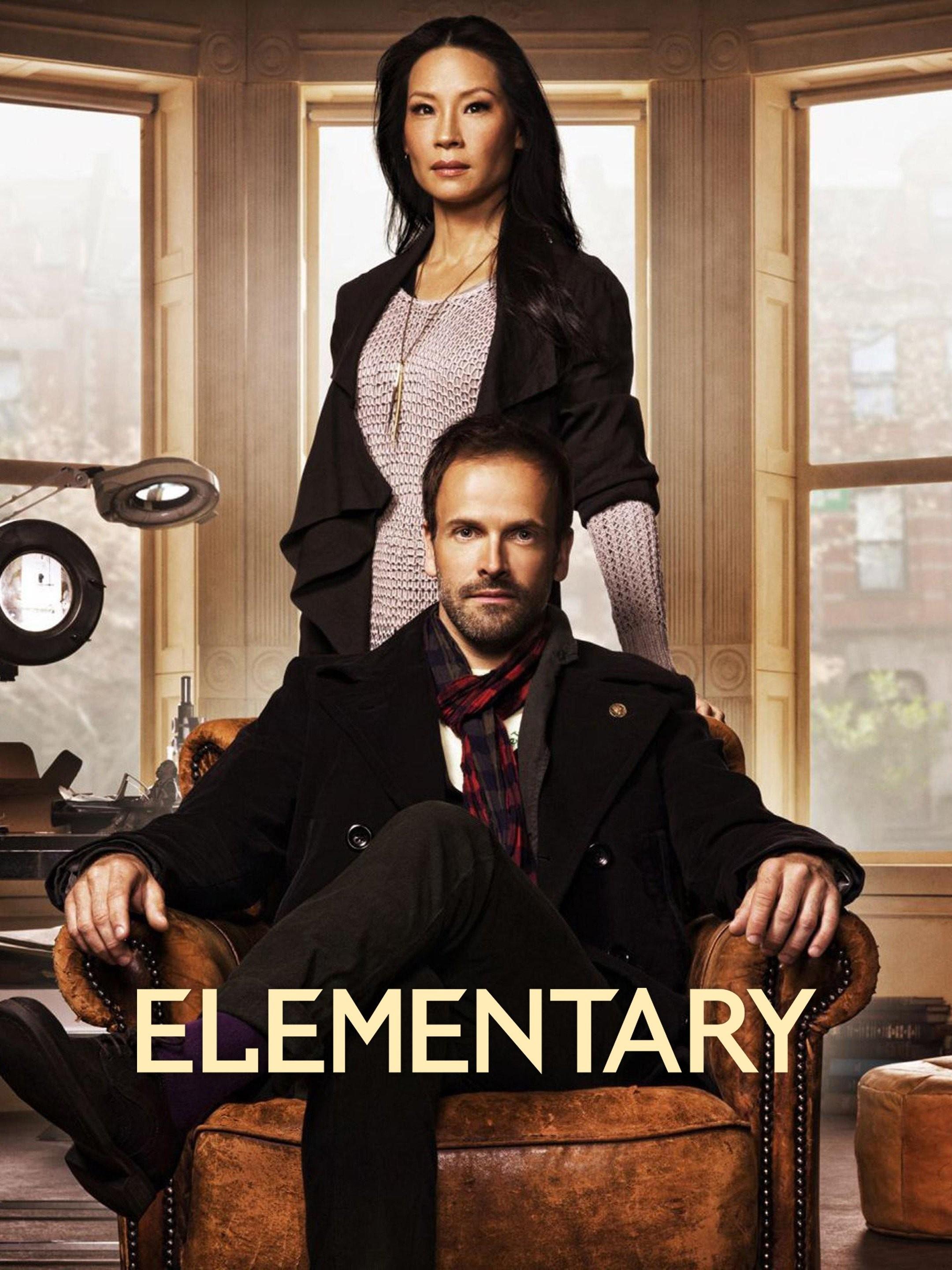 Poster da primeira temporada de Elementary, com a Dra. Watson (vivida por Lucy Liu) em pé, e Sherlock Holmes sentado.