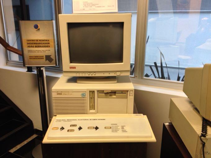 Microcomputador de votação na eleição para prefeito de Xaxim/SC, 1995. É um PC da marca Digital, com teclado adaptado de modo a exibir apenas as teclas necessárias à votação: SIM, NÃO, corrige, branco e confirma. O teclado identifica o TRE-SC, e as universidades UFSC e Univali. A foto foi tirada por mim, noCentro de Memória Desembargador Adão Bernardes (TRE/SC)