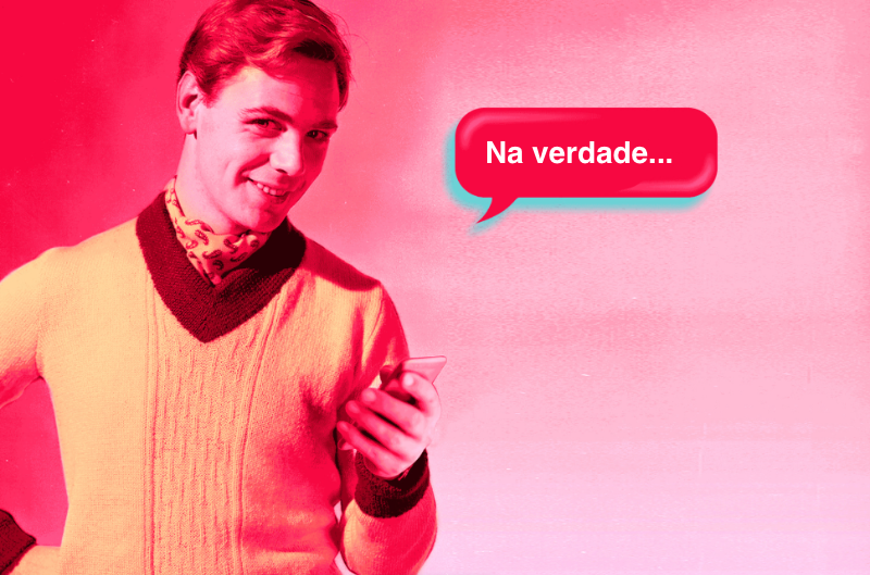 Foto de um homem branco de meia idade, com roupas antiquadas e cafonas, segurando um smartphone e dizendo: “Na verdade…”