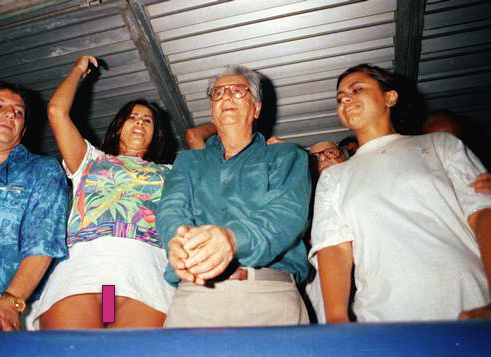 O então presidente Itamar, de camisa social verde, tendo à esquerda – de camiseta e sem calcinha, com tarja acrescentada por mim – a modelo Lilian Ramos, e à direita a irmã dela, Cristiana, também de camiseta.