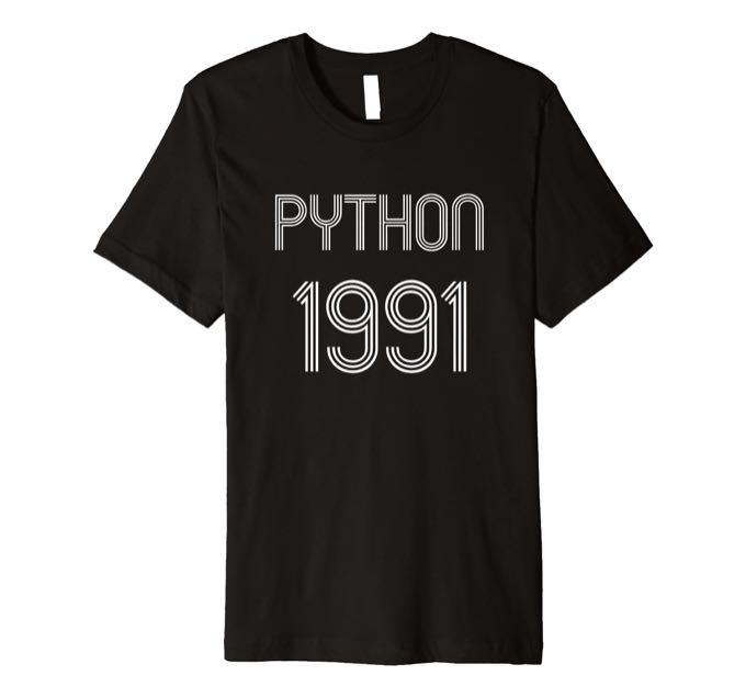 Uma camiseta preta estampada com o lema “Python 1991“