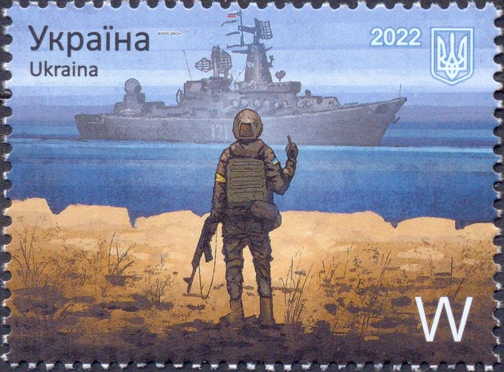 Selo postal ucraniano de 2022 com um militar em frente ao mar, mostrando o dedo do meio para um navio da marinha russa.