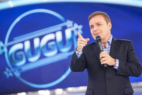 Gugu Liberato em cena, à frente do seu cenário na Record.