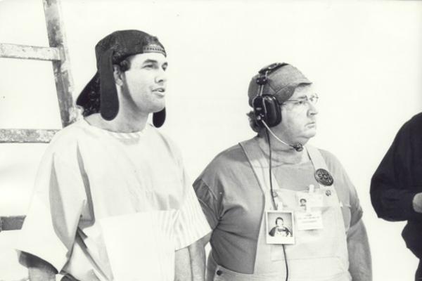 Foto em preto e branco de Sérgio Mallandro e Jô Soares, caracterizado como funcionário do SBT, em cena do Veja o Gordo.