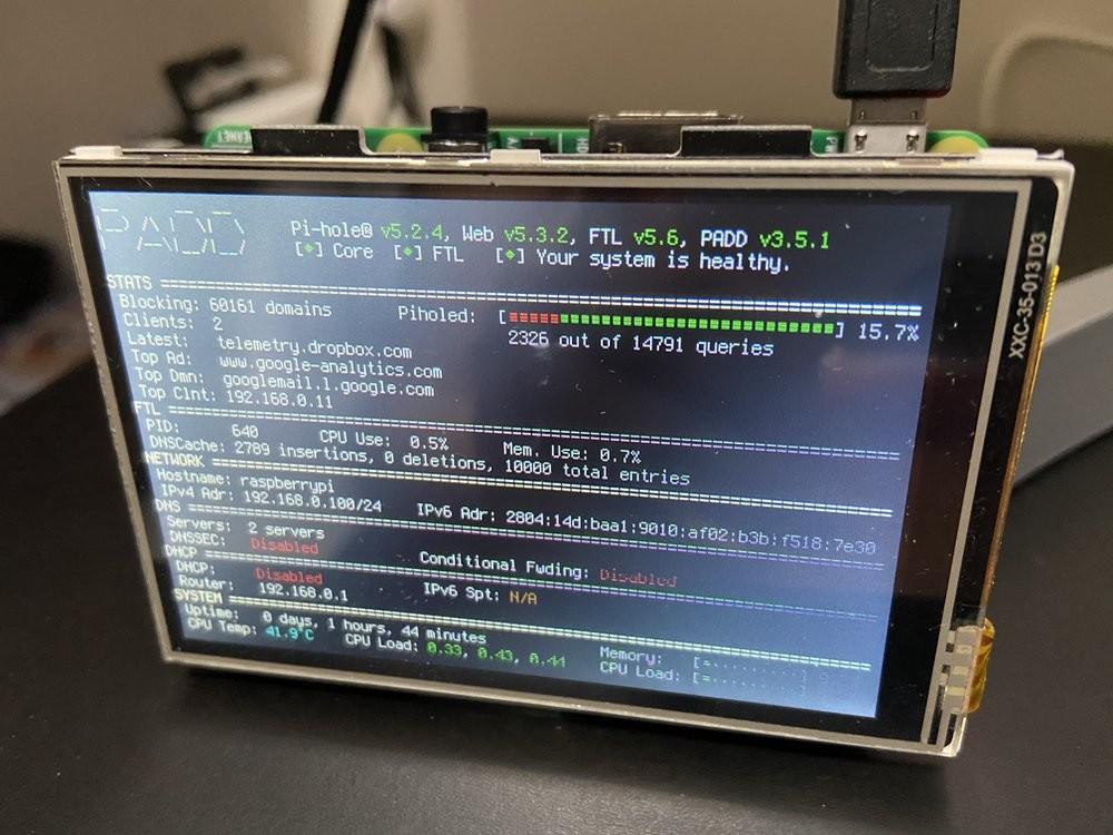 Display TFT de 3,5 polegadas acoplado a um Raspberry Pi e exibindo as estatísticas de uso de um servidor Pi-hole, por meio do script PADD, aqui em casa, em 2021.