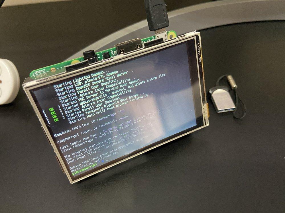 Boot do Linux (num Raspbian 10), mostrando a mensagem de carregamento do pi-hole, num display TFT de 3,5 polegadas acoplado a um Raspberry Pi, aqui em casa, em 2021.
