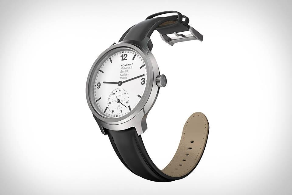 foto promocional de um relógio analógico de pulso que usa a tipologia Helvetica, cores clássicas e linhas geométricas básicas<br>