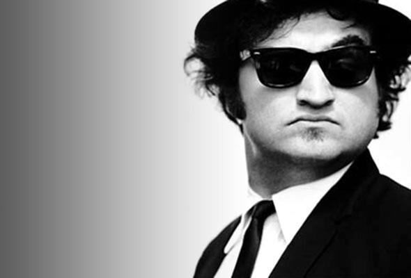 John Belushi caracterizado como Jake Blues, foto em preto e branco
