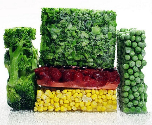 Foto artística de vários blocos de vegetais congelados