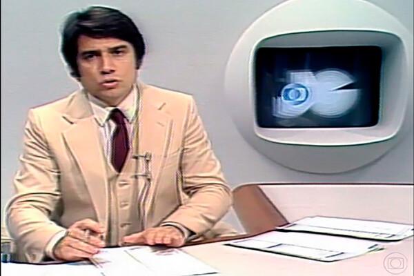 Imagem de Sérgio Chapelin em cenário clássico do Jornal da Globo