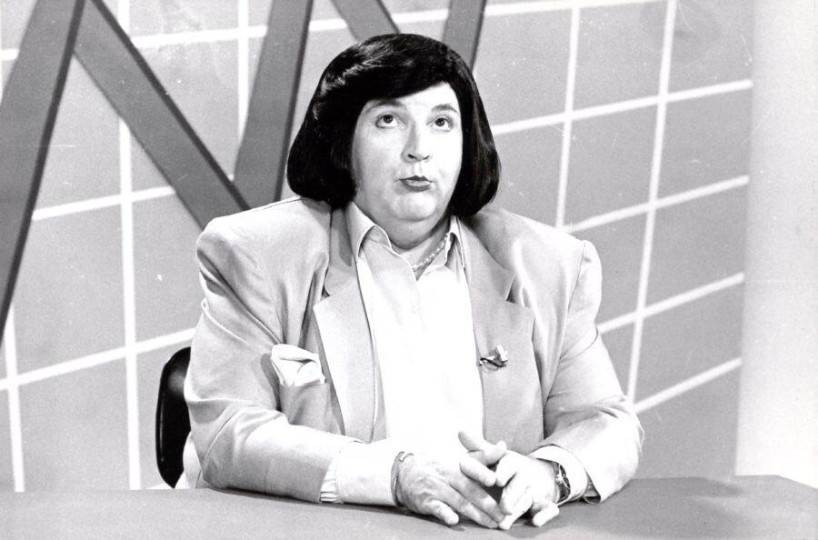 Jô Soares caracterizado em cena, em preto e branco.