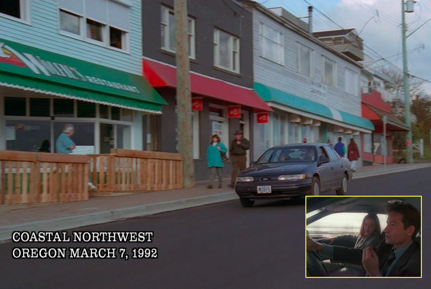 Cena do episódio piloto da série, mostrando os agentes Mulder e Scully num carro, enquanto é exibida a data de 7 de março de 1992.