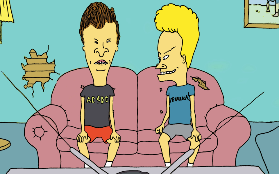 Os personagens Beavis e Butthead, sentados no sofá e olhando para a TV