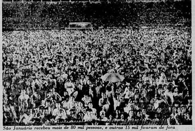 Foto de jornal mostra o público dentro do estádio, com a legenda: São Januário recebeu mais de 80 mil pessoas, e outras 15 mil ficaram de fora.