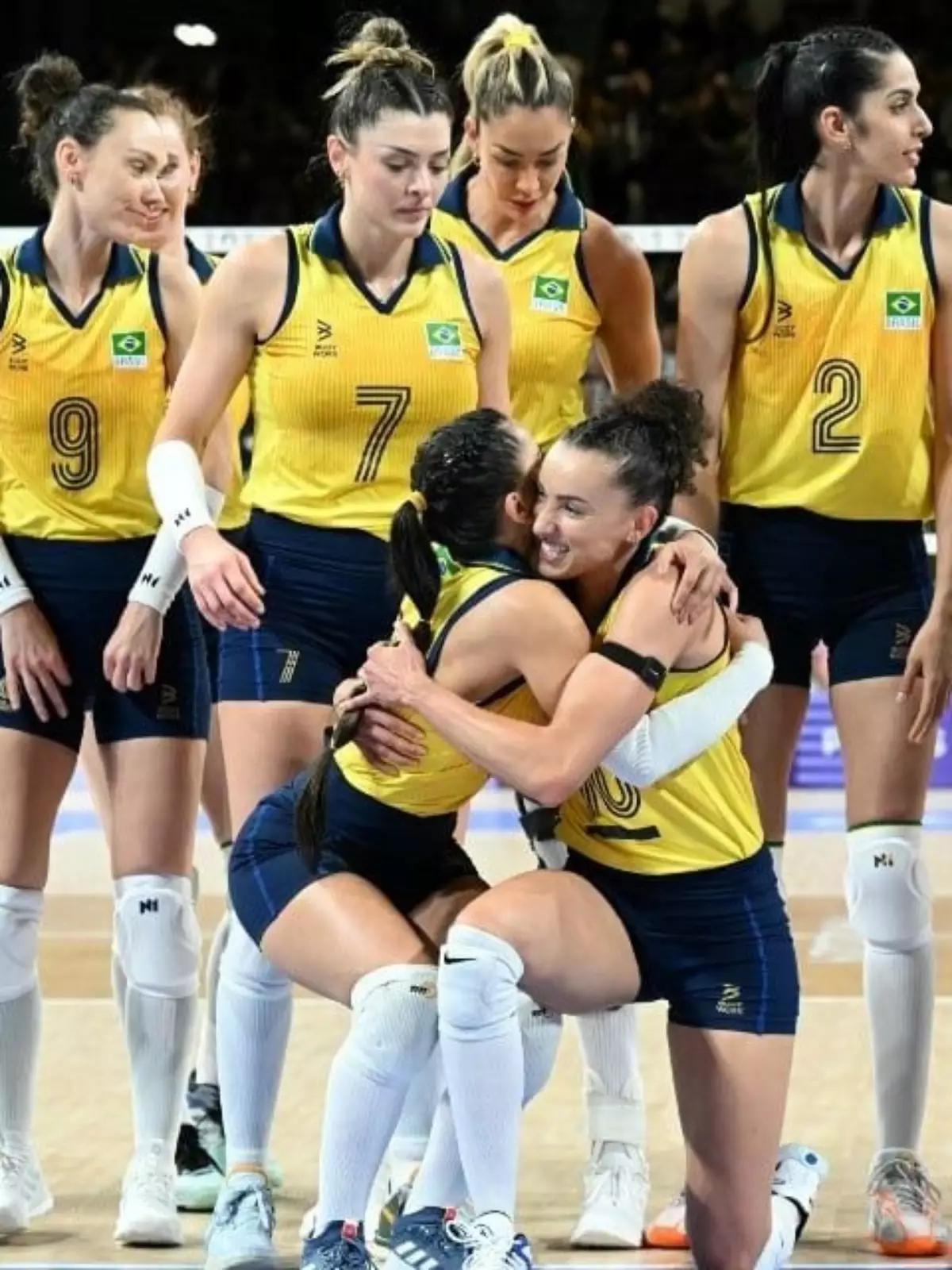 As jogadoras comemoram em quadra a vitória contra a República Dominicana, nas Olimpíadas de Paris 2024