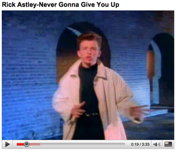 Imagem do jovem Rick Astley no clip de 1988