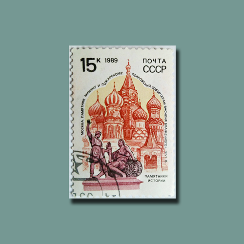 Selo postal exibindo monumento e características arquitetônicas de Moscou