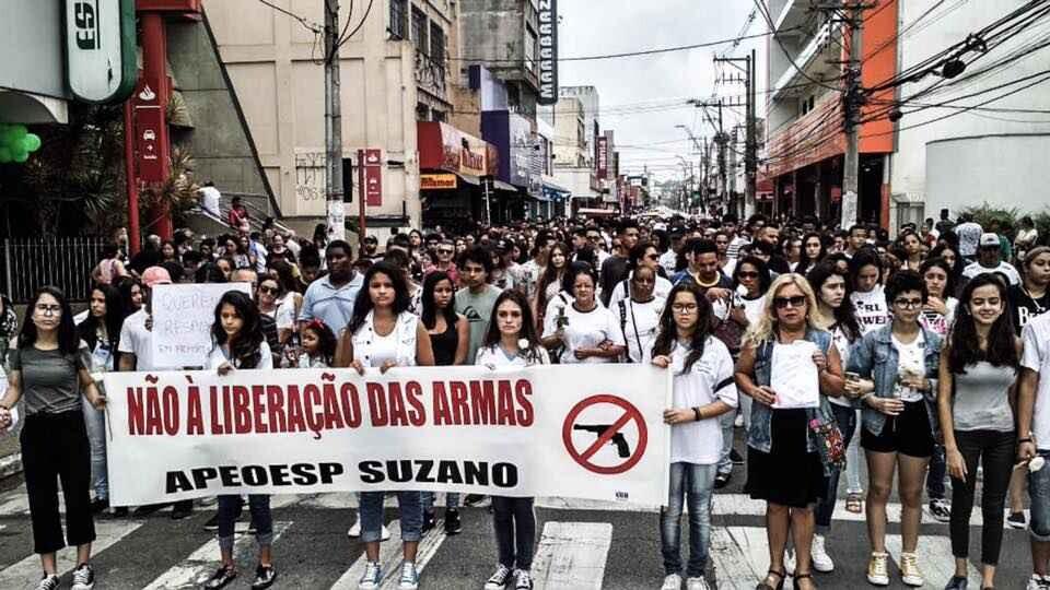 Estudantes protestam contra a liberação de armas em Suzano