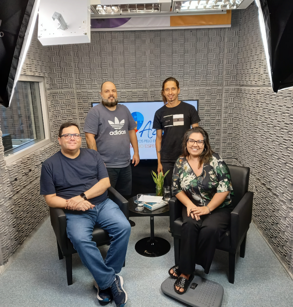 Foto no final da gravação, ainda no estúdio, mostrando eu, a jornalista e a equipe técnica, todos sorrindo para a câmera.<br>