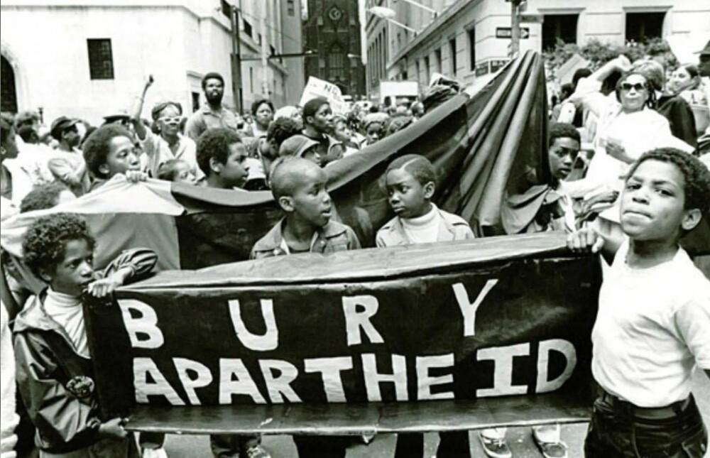 Foto de manifestação pelo fim do apartheid