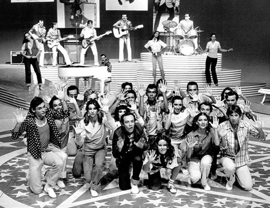 Foto do elenco no palco do programa Saudade Não Tem Idade<br>