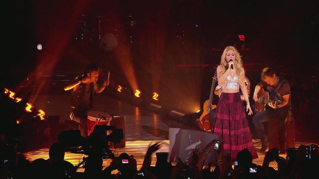 Foto de Shakira cantando Nothing Else Matters em show