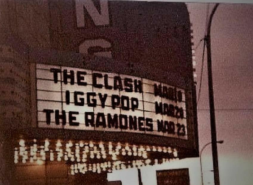 Foto da marquise do Motor City anunciando os shows de The Clash, Iggy Pop e Ramones, para datas iniciando em 19 de março