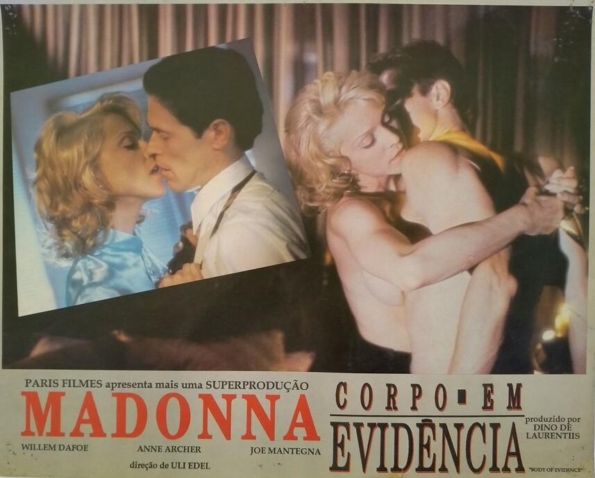 Cartaz auxiliar do filme Corpo em Evidência mostra duas cenas quentes entre Madonna e Willem Dafoe