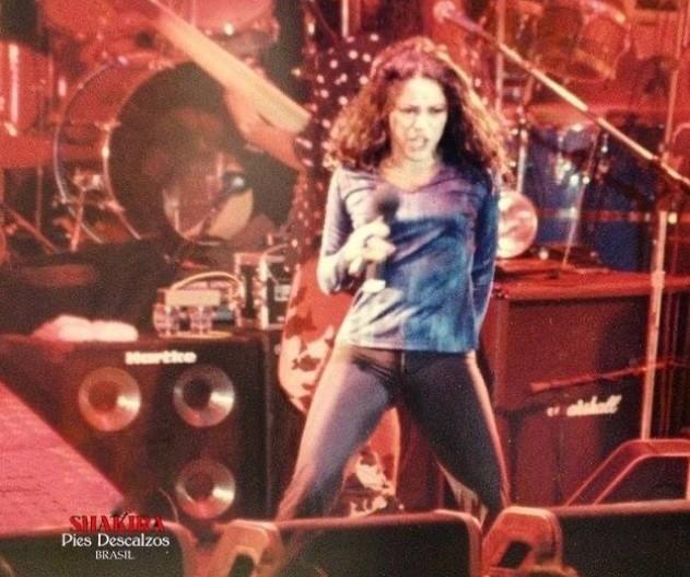 Shakira no palco em uma das suas apresentações da turnê Pies Descalzos no Brasil, em 1997.