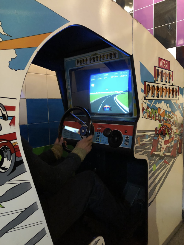 Cabine do jogo Pole Position, na versão licenciada pela Atari para os fliperamas dos EUA