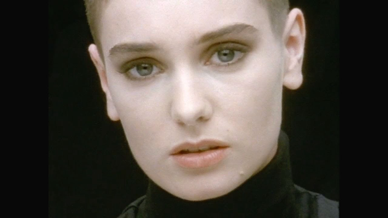 Sinead O'Connor, em close, encara a câmera no vídeo de Nothing Compares 2 U