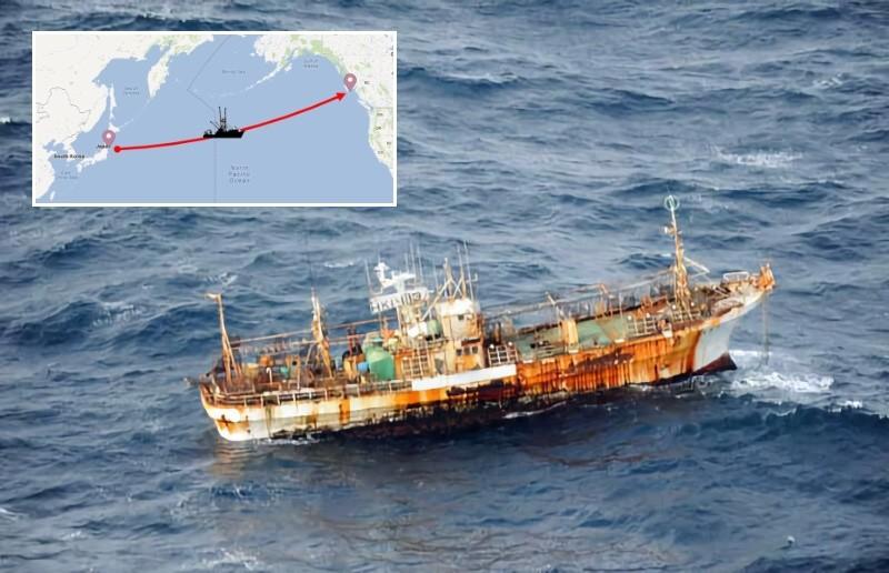 Foto aérea do navio, bastante enferrujado, com um mapa em detalhe mostrando o trajeto entre a costa do Japão e a do Canadá, através do Pacífico.