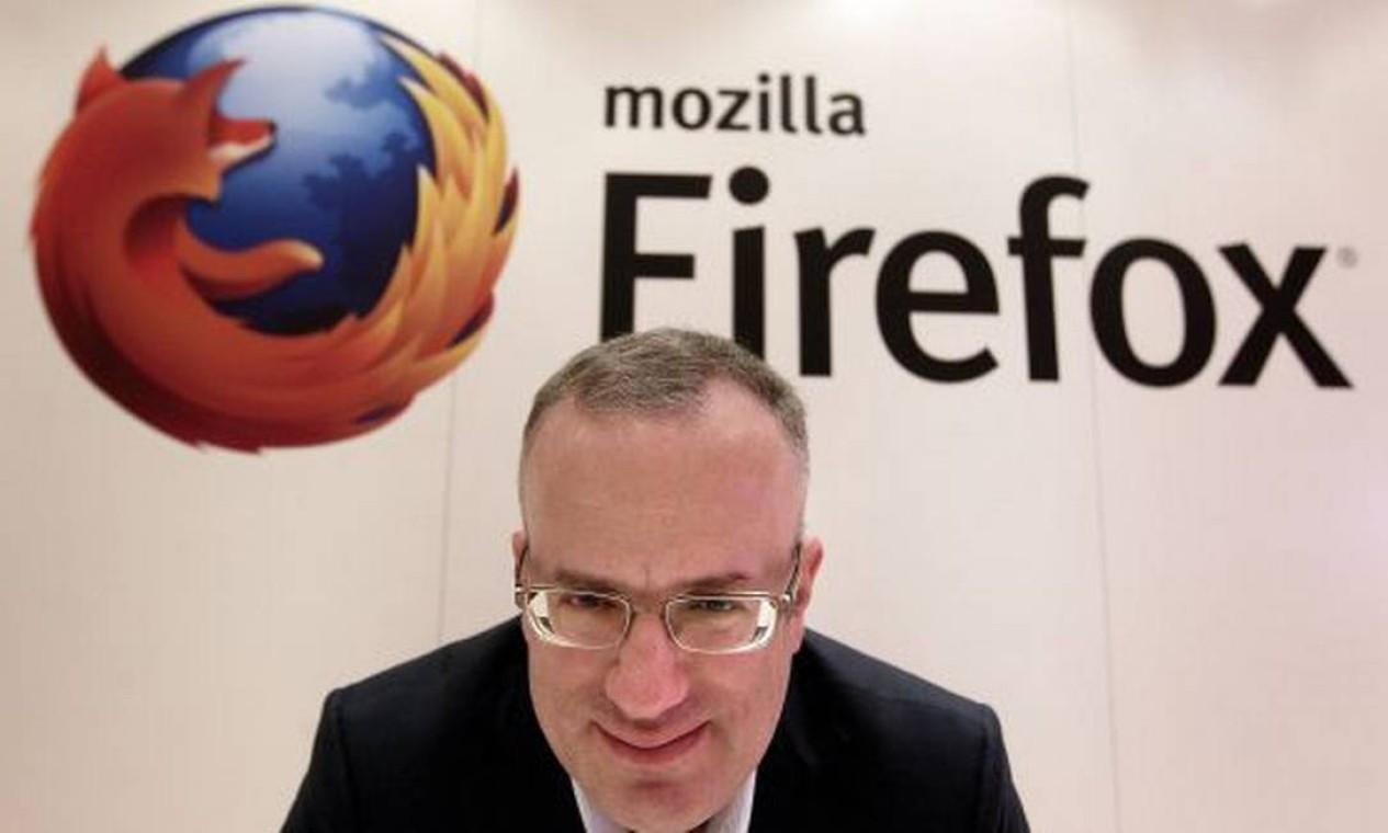 Brendan Eich, então CEO da Mozilla, encara a câmera sob o logo do Firefox.