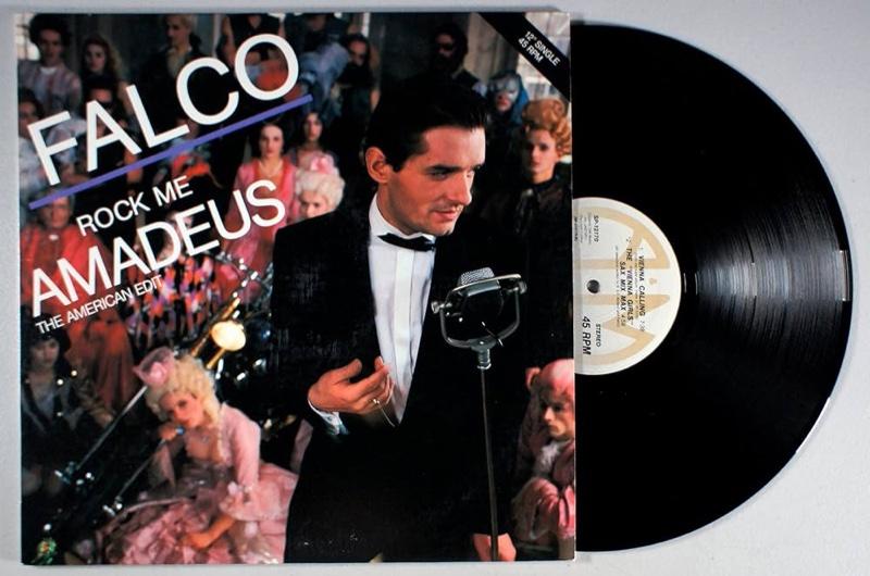 Foto comercial do compacto em vinil de Rock Me Amadeus.