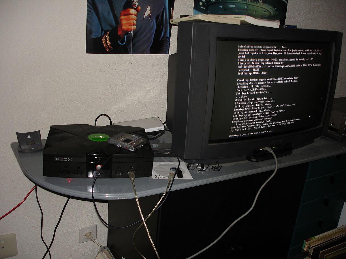 Um Xbox rodando Linux instalado a partir do bug no jogo do 007